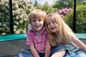 Mädchen und Junge auf dem Trampolin