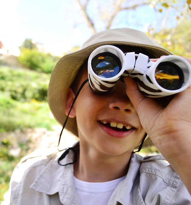 Kind mit fernglas