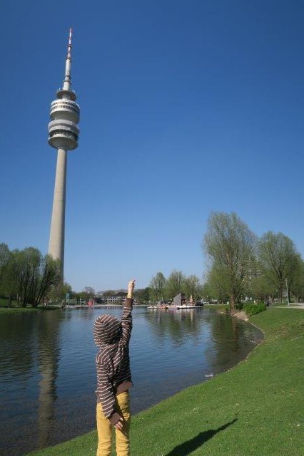 München mit Kind_Olympiaturm München