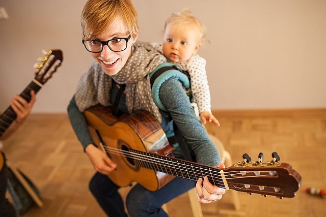 Gitarre spielen mit Baby - Sing fürs Baby