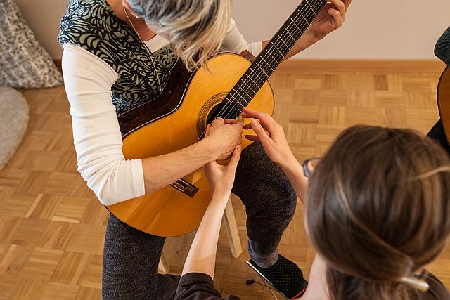 Gitarre spielen mit Baby 